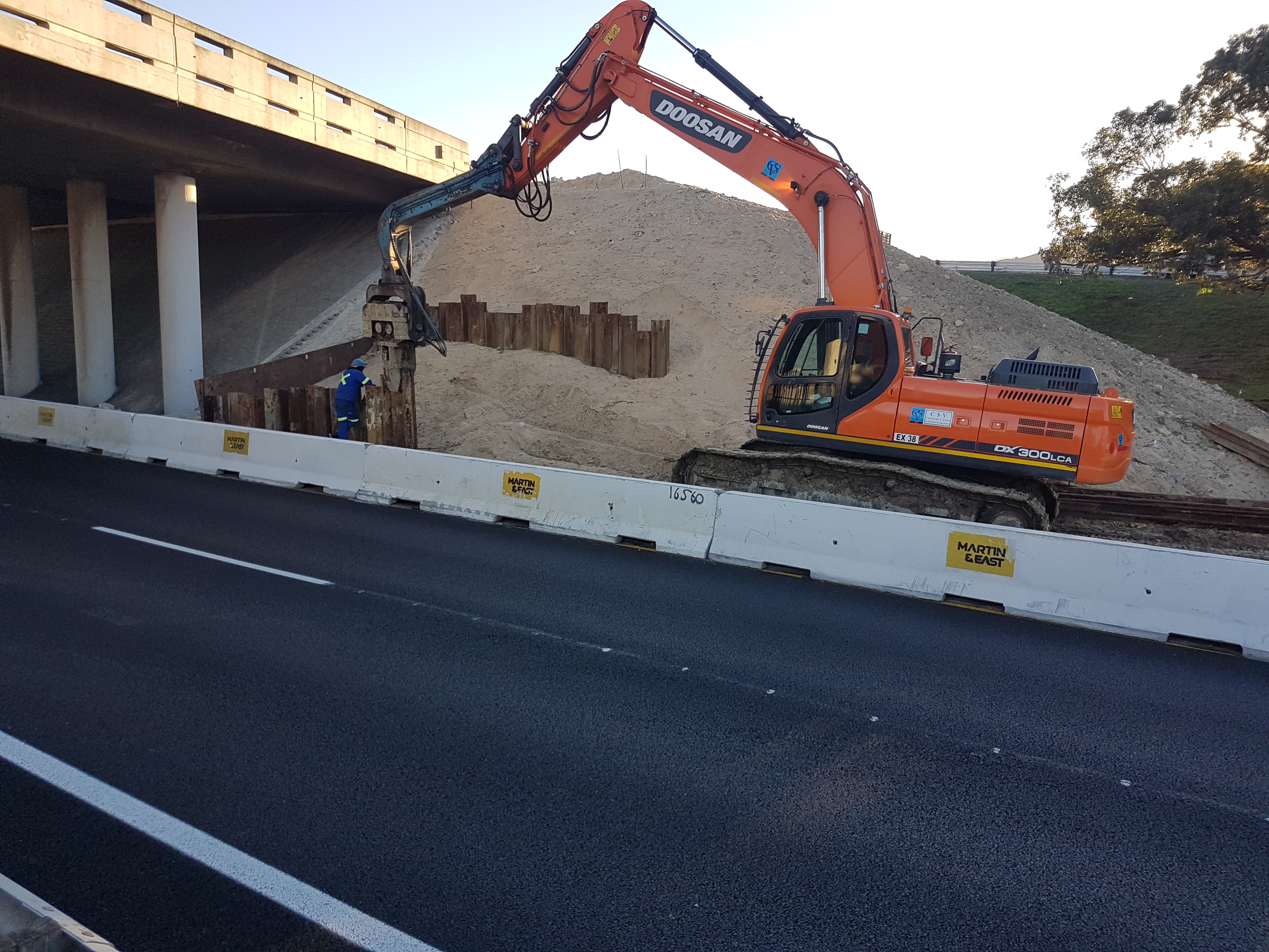 Figure 7: Sheet piling alongside the N2 roadway/ road reserve (Photo Credit: W Scheepers)
