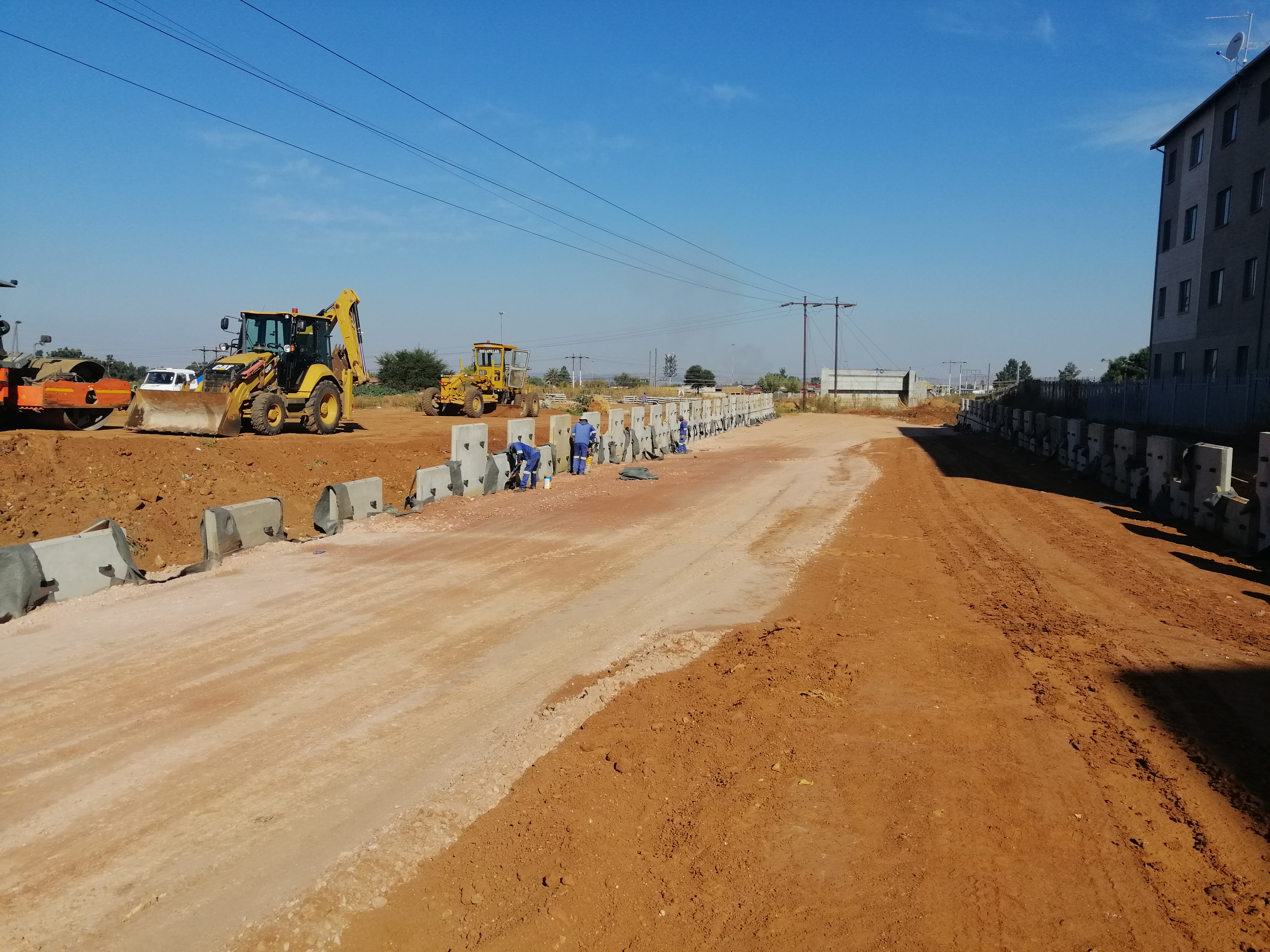 Figure 8: Roadbed and MACRES wall panels being installed at the North abutment (A. Mahabeer, 2021)