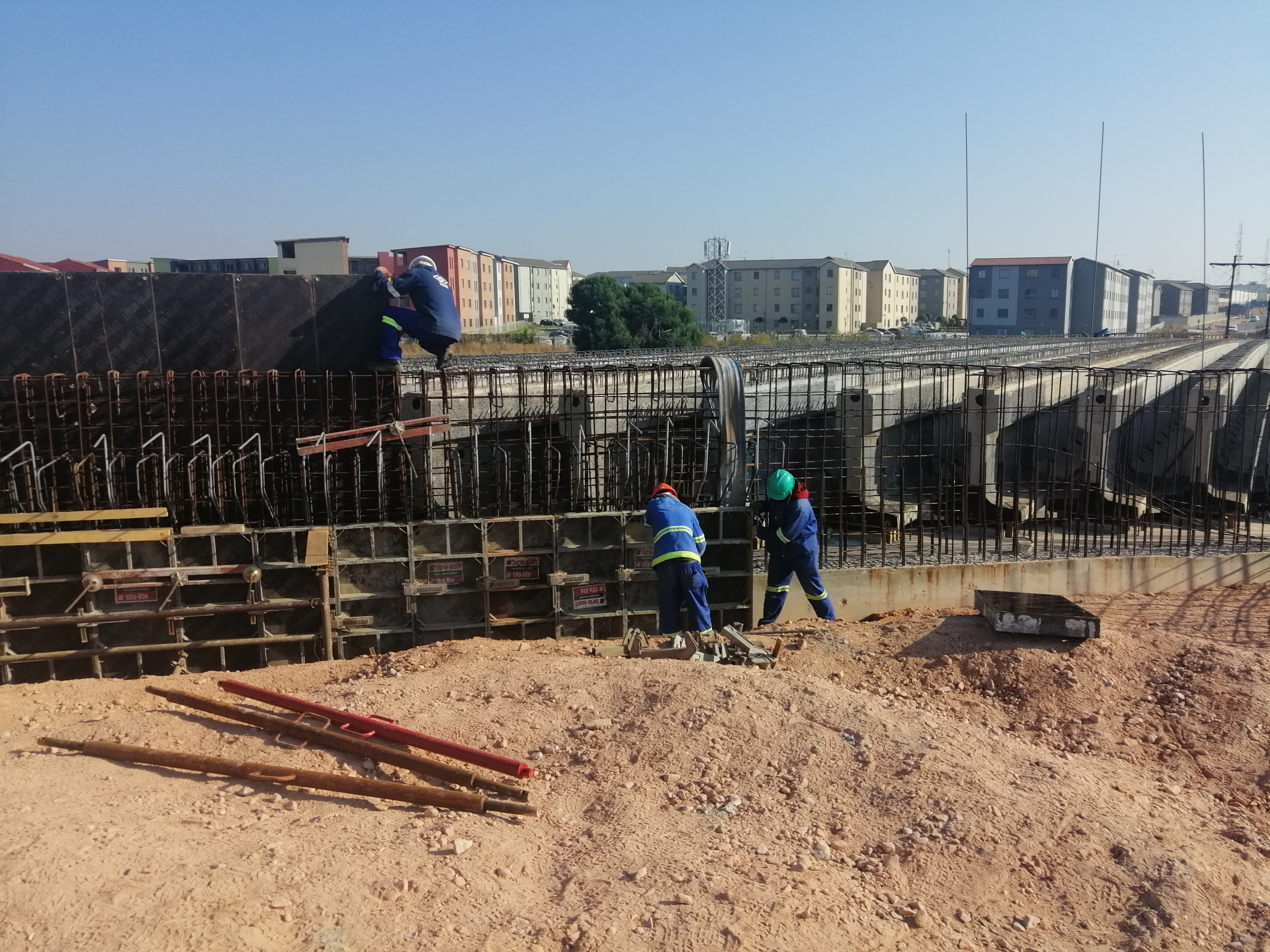 Figure 3: Installation of shutters at the South abutment wall, in preparation for the concrete casting (A. Mahabeer, 2021)